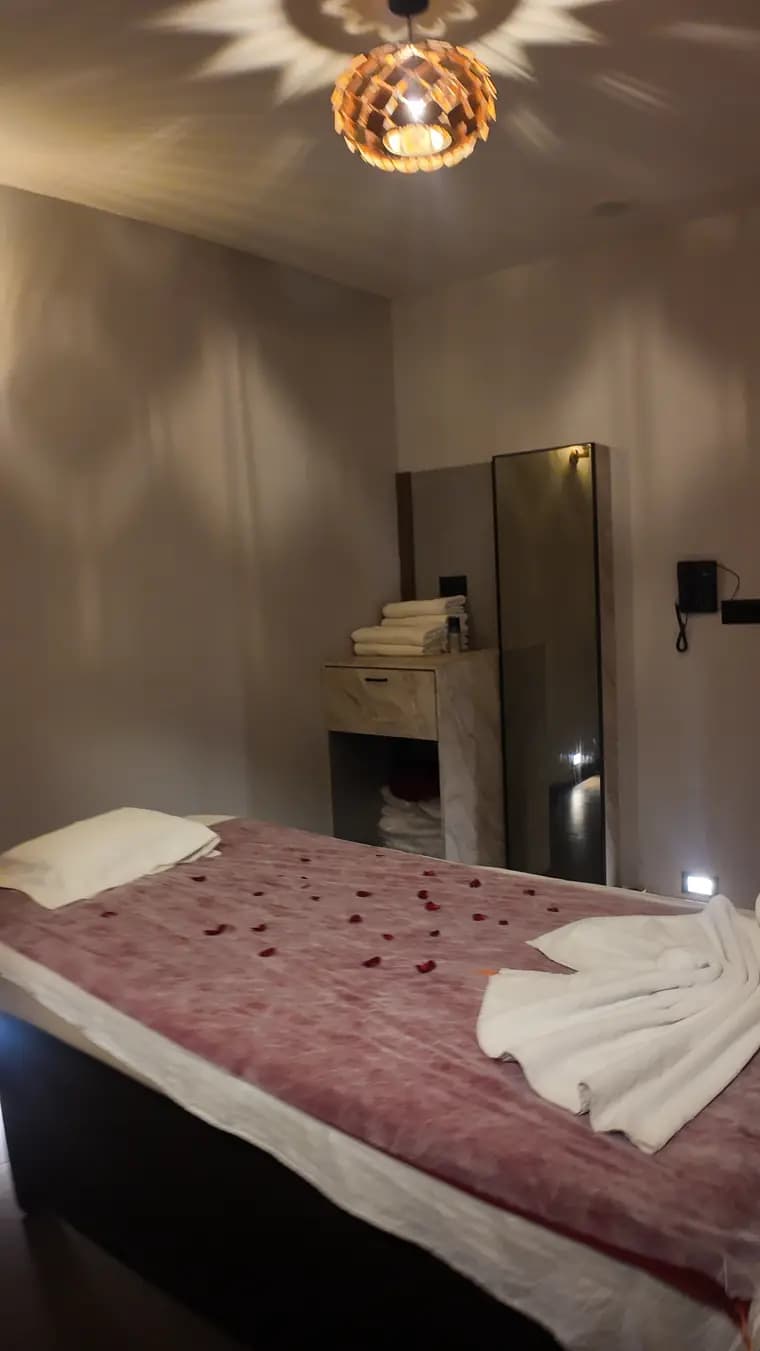 Therapeutic massage session at Spa Palm Amore Khar West Bandra